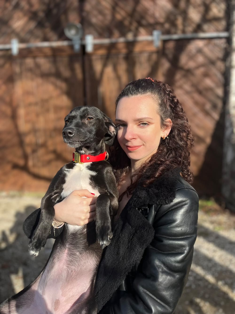 Laetitia Valentini, avec l'un des chiens accueillis à la pension